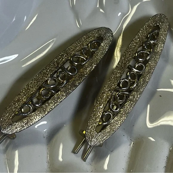 Pair of Vintage Golden Hair Clips with Intricate Design - Picture 5 of 13